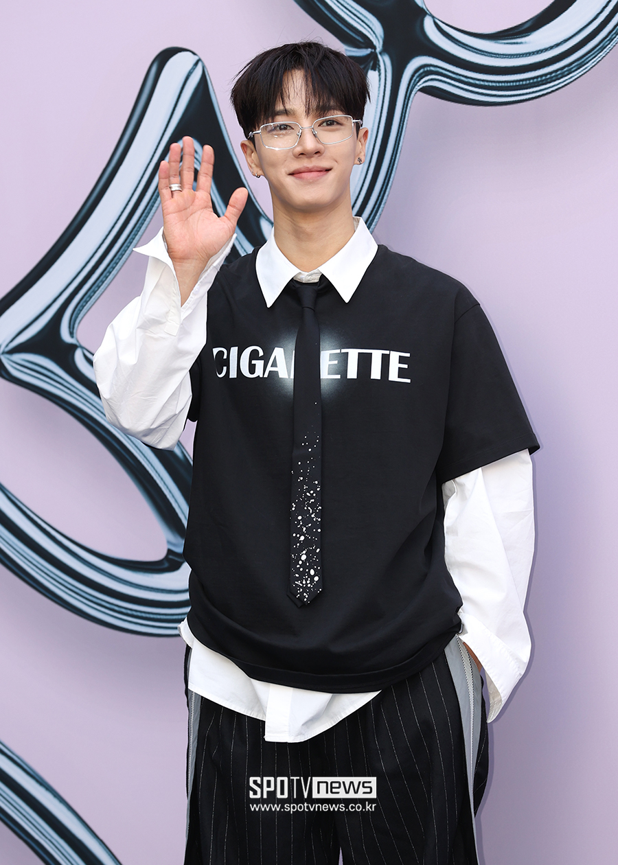 [포토S] 이기광, '손인사 살짝'