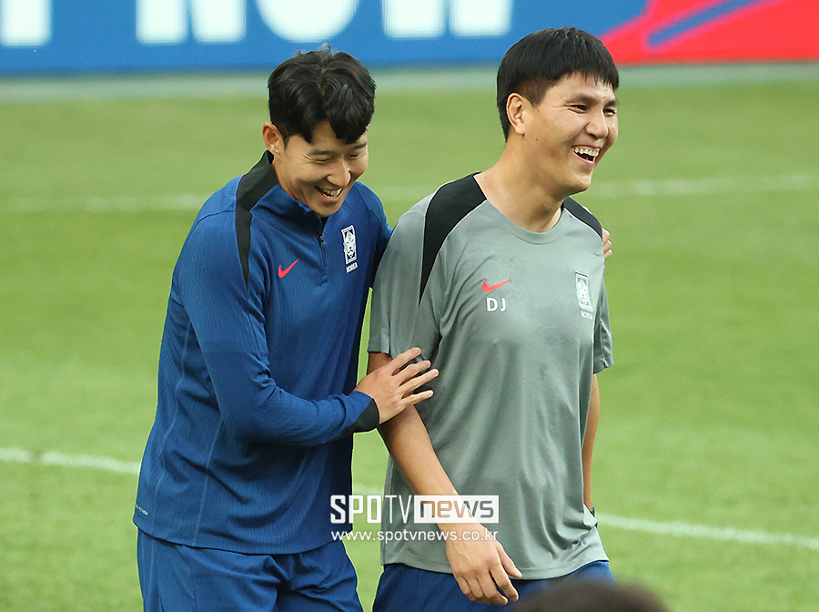 ▲ 주장 손흥민이 김동진 코치를 붙잡고 웃고 있다. ⓒ곽혜미 기자