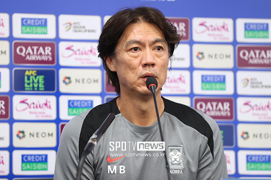 ▲ 홍명보 감독이 이끄는 한국 축구대표팀은 5일 오후 8시 서울월드컵경기장에서 열리는 국제축구연맹(FIFA) 2026 북중미 월드컵 아시아지역 3차 예선 1차전에서 팔레스타인을 상대한다. 이에 앞서 홍 감독과 손흥민은 4일 서울월드컵경기장에서 열린 팔레스타인전 사전 기자회견에 참석했다.  ⓒ곽혜미 기자