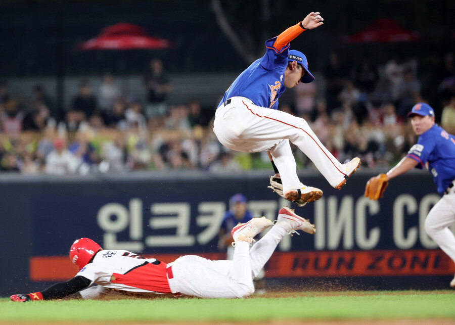 '아찔 충돌에 철렁' 김도영, 37호 도루로 40-40 성큼…'10회 서건창 끝내기' KIA, 한화에 4-3 승[광주 게임노트]