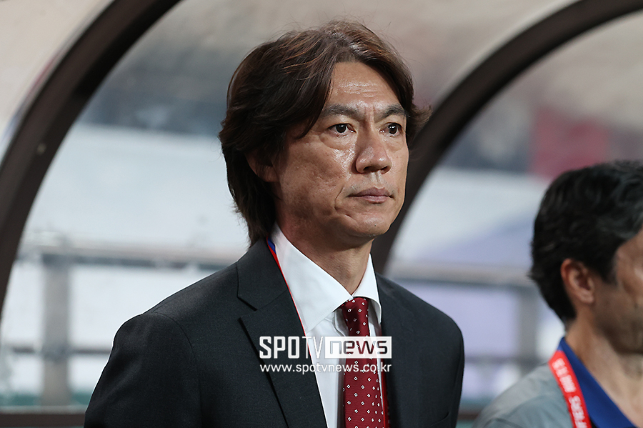 ▲ 한국은 5일 오후 8시 서울월드컵경기장에서 국제축구연맹(FIFA) 북중미월드컵 아시아지역 최종예선 B조 1차전에서 팔레스타인을 마주했다. 전반전은 양 팀 득점없이 0-0 팽팽한 접전이었다 한 수 아래 팀에 손쉬운 승리를 예상했는데 홍명보호 첫 선 뚜껑을 열어보니 압도적인 경쟁력까지는 아니었다. 홍명보 감독은 논란 속에 대표팀 지휘봉을 잡고 "월드컵 16강 이상"을 공언했는데 이런 경기력이라면 쉽지 않을 전망이다.  ⓒ곽혜미 기자