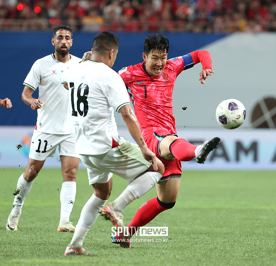 ▲ 이강인은 5일 오후 8시 서울월드컵경기장에서 국제축구연맹(FIFA) 북중미월드컵 아시아지역 최종예선 B조 1차전에서 팔레스타인전에서 선발로 풀타임을 뛰었다. 오른쪽 측면과 중앙을 오가면서 위협적인 경기력을 보였다. 부진했던 한국 대표팀 공격 속에서도 연달아 '택배 크로스'와 '골대를 강타하는' 슈팅을 시도하면서 공격 포인트에 총력을 다했다  ⓒ곽혜미 기자