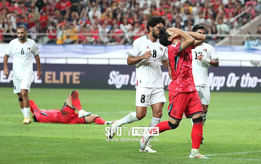 ▲ 이강인은 5일 오후 8시 서울월드컵경기장에서 국제축구연맹(FIFA) 북중미월드컵 아시아지역 최종예선 B조 1차전에서 팔레스타인전에서 선발로 풀타임을 뛰었다. 오른쪽 측면과 중앙을 오가면서 위협적인 경기력을 보였다. 부진했던 한국 대표팀 공격 속에서도 연달아 '택배 크로스'와 '골대를 강타하는' 슈팅을 시도하면서 공격 포인트에 총력을 다했다  ⓒ곽혜미 기자
