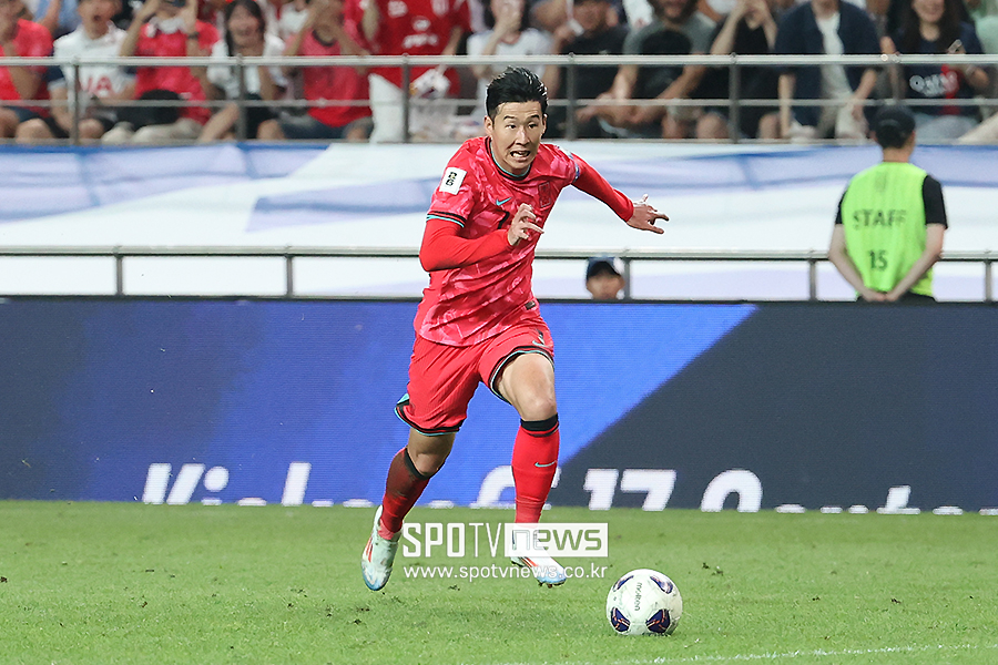 ▲ 한국은 5일 오후 8시 서울월드컵경기장에서 열린 국제축구연맹(FIFA) 북중미월드컵 아시아지역 최종예선 B조 1차전에서 국제축구연맹(FIFA) 랭킹 96위 팔레스타인과 0-0으로 비겼다. 손흥민을 포함한 최정예 선수들이 혼신의 힘을 다해 뛰었지만 예상처럼 시원한 승리를 하지 못했다. 홍명보 감독은 경기 선발 라인업이 울렸을때부터 엄청난 아유를 들었다. 손흥민은 "많은 축구 팬분들의 입장을 제가 대변할 수 있는 입장도 아니다. 많은 팬들이 항상 생각하고 원하는 감독님들이 분명히 있었을 것이다. 우리가 (감독 선임) 결과를 어떻게 바꿀 수 없는 부분들"이라며 아쉬워했다 ⓒ곽혜미 기자