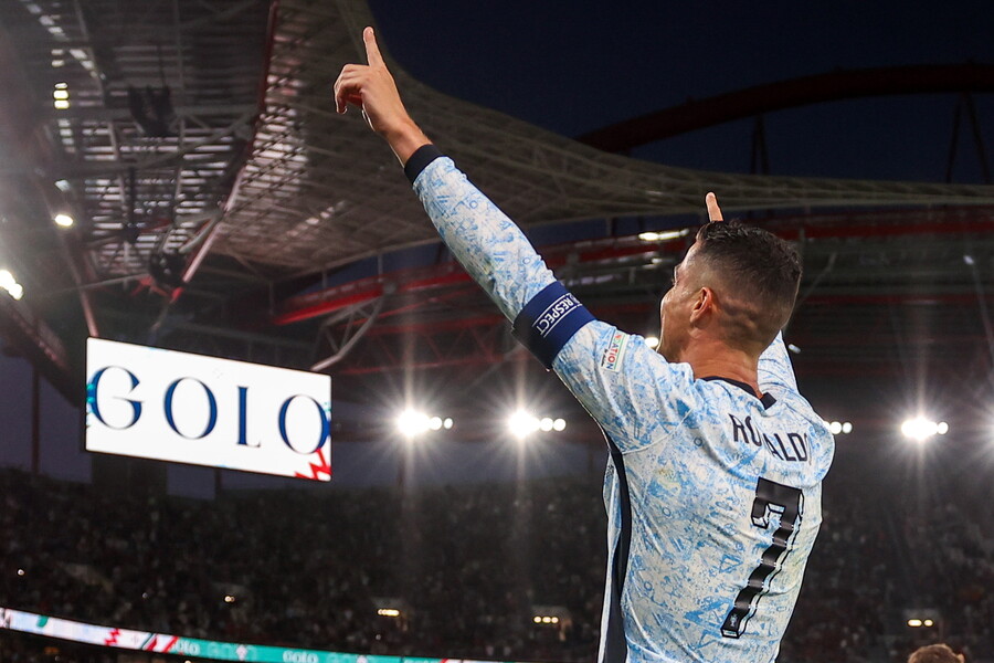 ▲ 호날두는 분명 세계 최고의 선수였다. 축구계 개인상 최고 권위의 프랑스풋볼 발롱도르를 5차례나 수상했다. 리오넬 메시(8회)에 이은 2위다. 국제축구연맹(FIFA) 올해의 선수상도 5회, 유럽축구연맹(UEFA) 올해의 선수상 역시 3차례나 받았다. 대표팀 경기에서도 활약이 대단했다. 2003년 처음 포르투갈 대표로 A매치를 치른 뒤 20년 넘게 국가대표로 활약하고 있다. 통산 213경기에 출전해 131골을 넣어 축구 역사상 A매치 최다 출전 및 최다 득점 1위를 달린다. 그러나 곧 불혹을 바라보는 나이가 되면서 대표팀 활약이 줄어들었다. 은퇴 권유가 줄을 잇던 가운데 호날두가 크로아티아 상대로 900골 고지를 밟으면서 비판 여론을 일축했다. ⓒ 연합뉴스/EPA