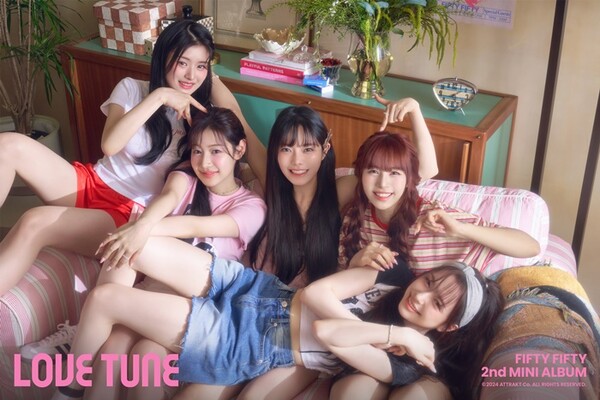 ▲ 피프티 피프티 새 앨범 '러브 튠'의 러브 버전 콘셉트 사진. 멤버들의 화기애애하고 사랑스러운 분위기가 인상적이다. 제공|어트랙트