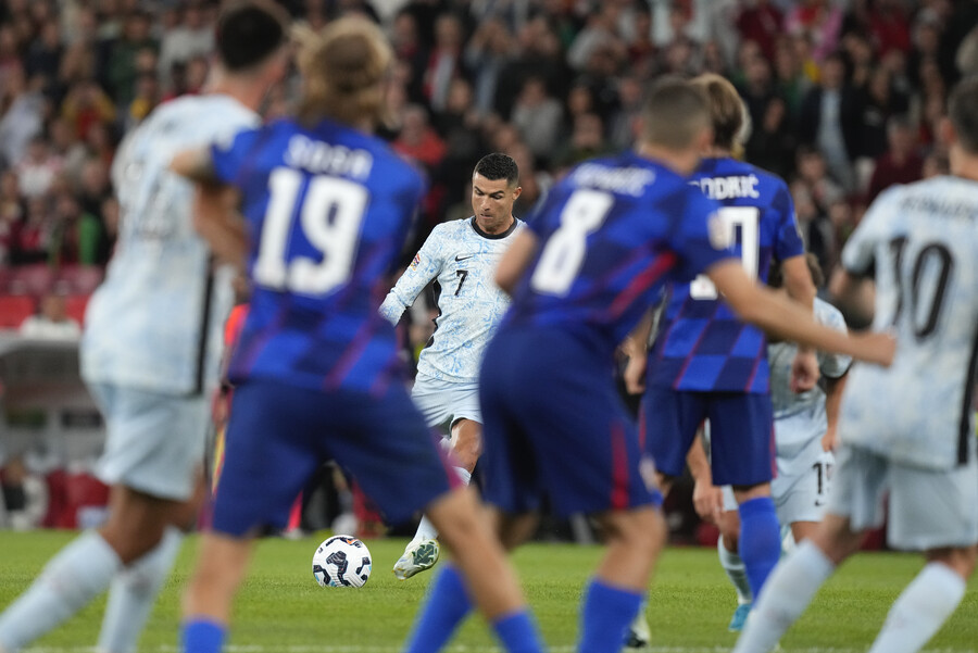 ▲ 포르투갈은 6일(한국시간) 포르투갈 리스본에서 열린 2024-25시즌 유럽축구연맹(UEFA) 네이션스리그 리그A 조별리그 A조 1차전에서 크로아티아를 2-1로 제압했다. 호날두가 131번째 A매치 골이자, 프로 무대 데뷔 이후 개인 통산 900번째 골을 기록했다. 호날두는 레알 마드리드에서 450골, 맨체스터 유나이티드에서 145골 등 현재 소속팀 알 나스르까지 지난 20여년 간 각 구단을 거치며 769골을 넣었다. 대표팀 골 기록은 더욱 화려하다. 벌써 20년 넘게 포르투갈의 공격을 책임지고 있는 호날두는 A매지 213경기에서 131골을 기록하고 있다. 역사상 A매치 최다골 주인공인 호날두는 자신의 기록을 계속 늘려가고 있다. ⓒ연합뉴스/AP