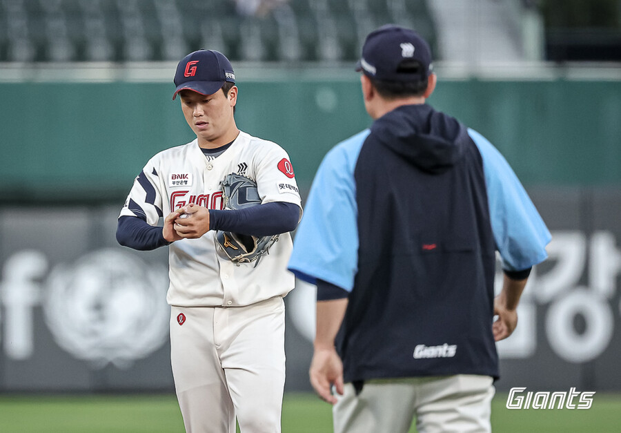 "1회에 교체할뻔" 최강야구→롯데행 좌완 볼볼볼볼볼볼볼 명장도 한숨, 중간계투로 보직 변경
