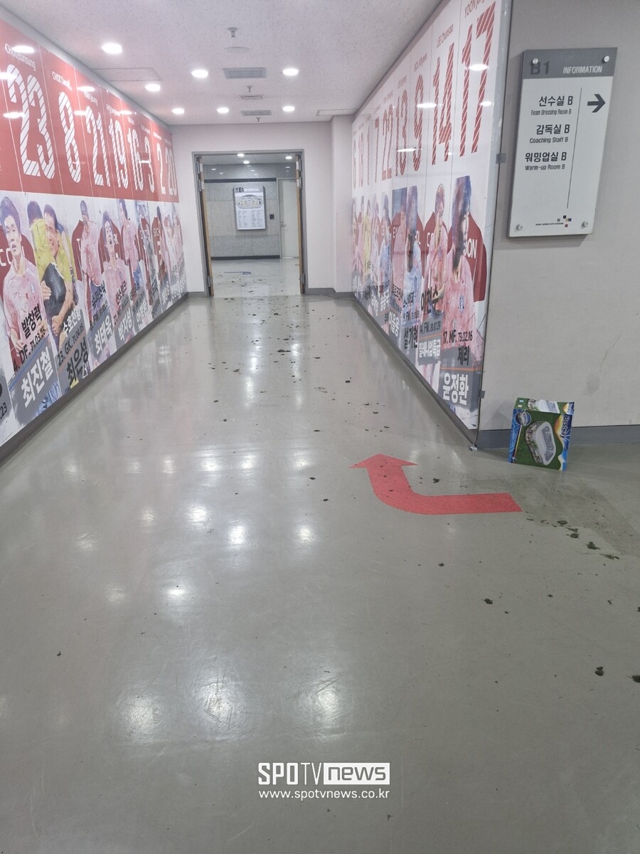 [SPO 현장] 충격! 손흥민도 답답...라커룸에 흩뿌려진 잔디와 흙→한국 대표 경기장의 참담한 '실태'