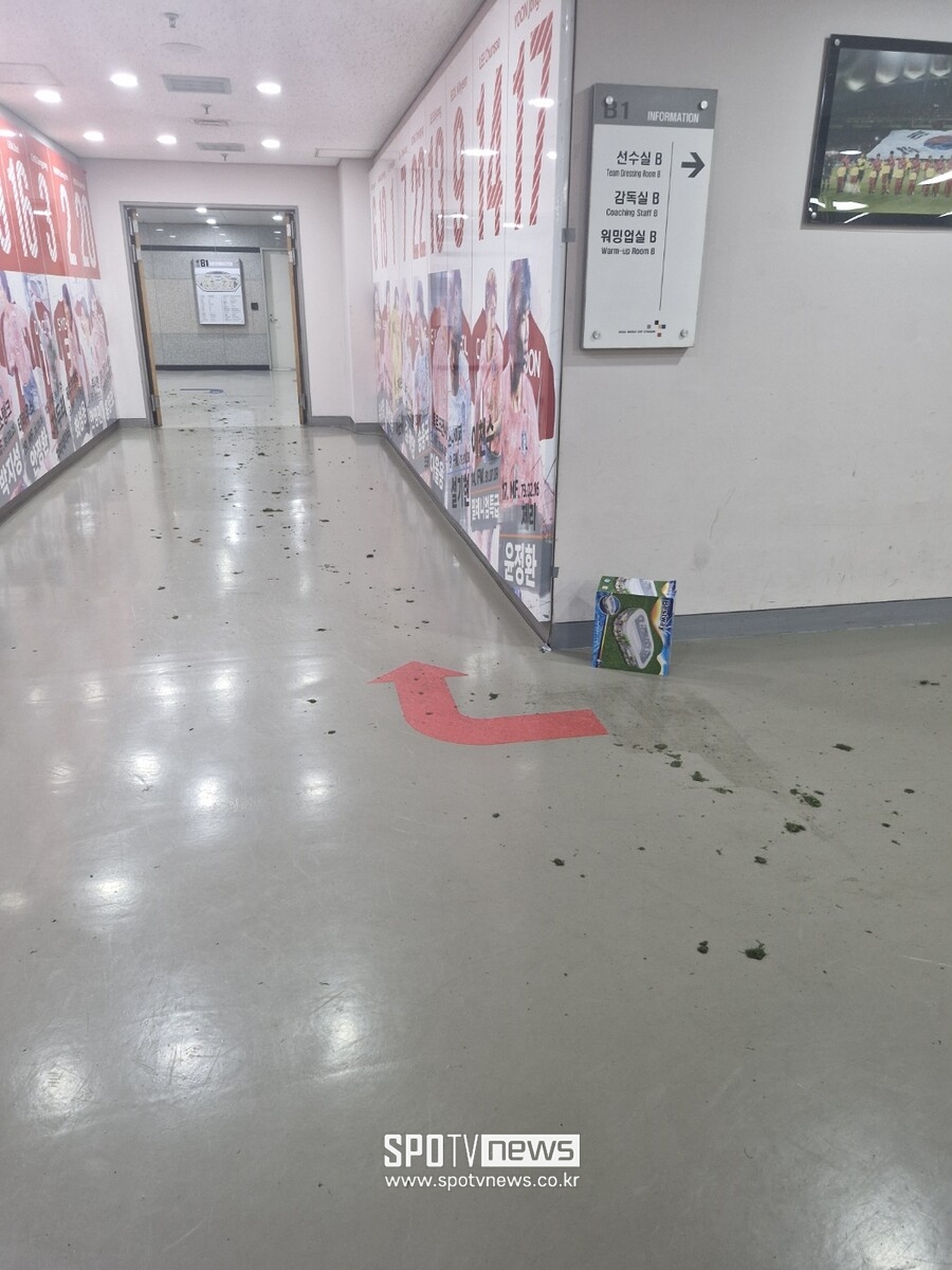 ▲ 잔디의 심각성은 경기 후에도 여실히 드러났다. 경기장에서의 모든 일정이 마무리된 뒤, 12시 즈음 경기장을 빠져나가던 도중 양 팀 선수단 라커룸 입구에 흩뿌려진 잔디와 흙을 확인할 수 있었다. 선수들이 전부 경기장을 빠져나간 시점이었기에 포착된 장면이었다. 고르지 못한 잔디가 선수들의 축구화에 박혔고, 라커룸을 돌아다니다가 잔디와 흙이 널브러진 것으로 해석될 수밖에 없었다.  ⓒ장하준 기자