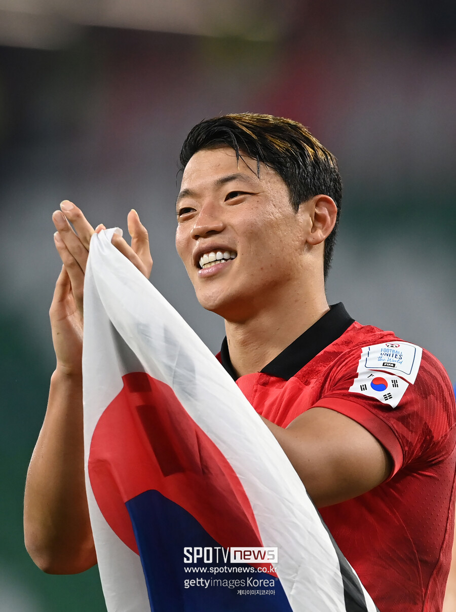 ▲ 영국 매체 '더 선'은 6일(한국시간) "황희찬이 이번 여름 이적 시장에서 마르세유 영입을 원했던 데 제르비 감독 제안을 어떻게 거절했는지 직접 밝혔다. 데 제르비 감독은 황희찬에게 매일 전화를 걸어 마르세유 합류를 이야기했다"라고 보도했다. 황희찬은 올해 여름 이적설을 직접 말했는데 "게리 오닐 감독을 믿었다. 게리 오닐 감독은 나에게 매우 중요한 선수라고 강조했다. 그 말이 내게 큰 믿음을 줬다. 결국 울버햄튼에 남아 최선을 다하겠다고 이야기했다. 이제 울버햄튼에서 동료들과 팀을 위해 싸우고 돕고 싶다"라고 답했다