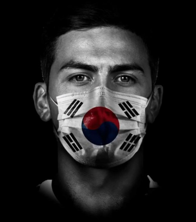 ▲ 코로나19 창궐 당시 한국 국기가 그려진 마스크를 쓴 사진을 게시한 디발라   ⓒ디발라 SNS