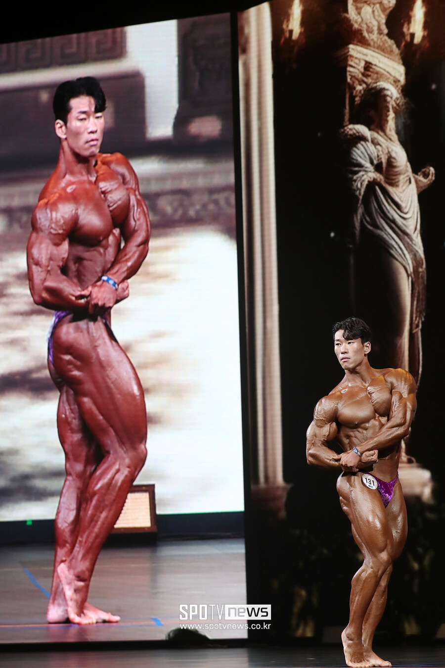 [포토S] 대형 스크린 속 근육질 몸매