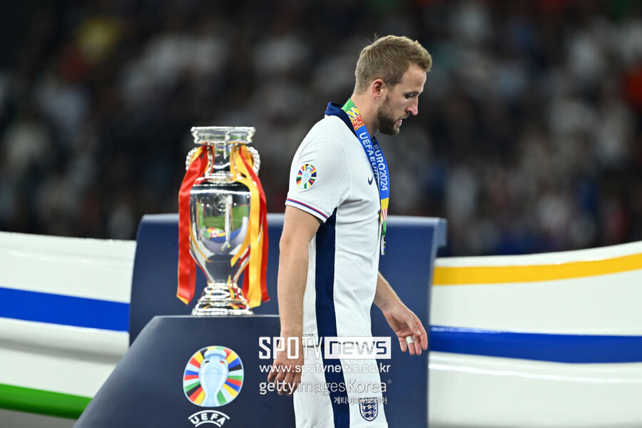 ▲ 해리 케인은 2023-24시즌 독일 분데스리가와 UEFA 챔피언스리그 득점왕을 차지했다. 유러피언 골든슈까지 들어 올 한 해 최고의 공격수로 불린다. 잉글랜드 대표팀으로 치른 유로 2024에서도 득점 공동 1위로 올랐다. 3개 대회 동시 득점왕을 차지했는데 트로피는 단 하나도 얻지 못했다. 놀라운 업적에도 무관이 계속되고 있는 케인이 말 못한 아픔을 토로했다.