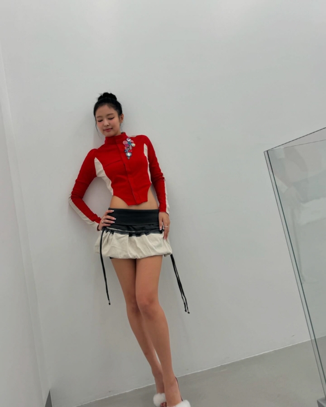 '게시물당 7억' 제니, 파격룩 또..'부친 사칭' 피해 중 밝은 모습 [종합]