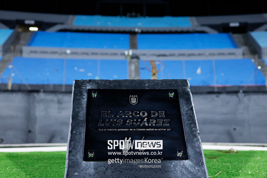 ▲ 수아레스는 "이제 내려와야 할 때라는 걸 안다. 국가대표에서 이제 은퇴할 용기가 생겼다. 나는 37살이다. 다음 월드컵에 출전하는 건 불가능하다는 걸 잘 안다. 대표팀에 뽑히지 않아 은퇴하는 것보다 이렇게 떠날 수 있어 기쁘다"라고 국가대표 은퇴를 밝혔다. 절친 메시는 수아레스에게 그동안 고생 많았다며 진심을 담아 축하했다.