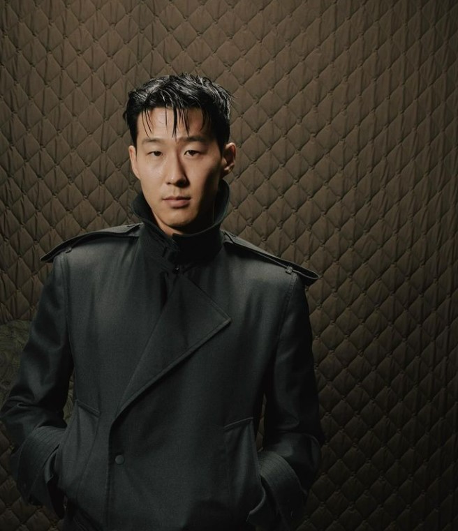 ▲ 이에 골드 기자는 “그럴 수 있기를 바란다. 토트넘은 손흥민이 얼마나 큰 존재인지를 알고 있다. 손흥민은 30대에 접어들었지만, 여전히 훌륭한 선수이다. 토트넘의 최고 스타이며 주장직을 즐기고 있는 것 같다”라고 설명했다.이어 골드 기자는 “토트넘과 손흥민은 1년 연장 계약이라는 옵션이 있다. 이 옵션은 안정감을 주며, 양 측이 확실하게 재계약을 원한다면 합의에 이를 것 같다”라고 덧붙였다.  ⓒ손흥민 SNS