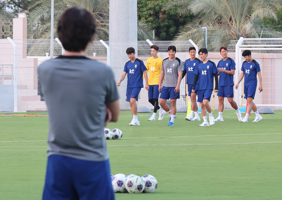 ▲ 축구대표팀이 오만과의 2026 북중미 월드컵 아시아 3차 예선 2차전을 앞두고 오만 무스카트에서 훈련에 집중하고 있다. 선수들을 바라보는 홍명보 감독의 고민도 깊어진다. 황인범 등과 대화하며 해법 모색에 집중하고 있다.