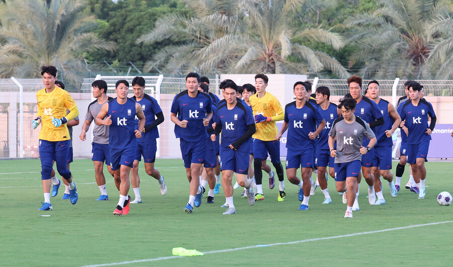 ▲ 축구대표팀이 오만과의 2026 북중미 월드컵 아시아 3차 예선 2차전을 앞두고 오만 무스카트에서 훈련에 집중하고 있다. 선수들을 바라보는 홍명보 감독의 고민도 깊어진다. 황인범 등과 대화하며 해법 모색에 집중하고 있다.