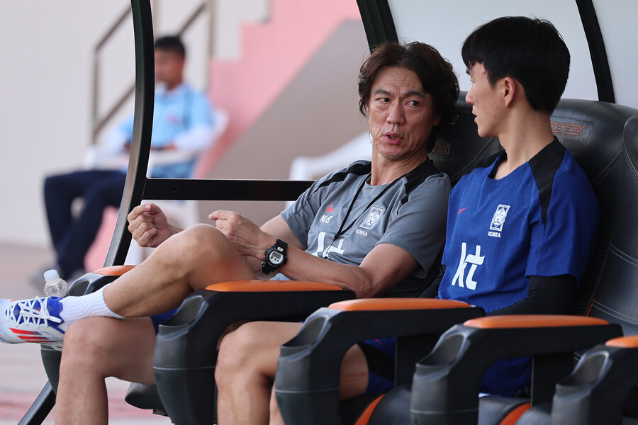 ▲ 축구대표팀이 오만과의 2026 북중미 월드컵 아시아 3차 예선 2차전을 앞두고 오만 무스카트에서 훈련에 집중하고 있다. 선수들을 바라보는 홍명보 감독의 고민도 깊어진다. 황인범 등과 대화하며 해법 모색에 집중하고 있다.
