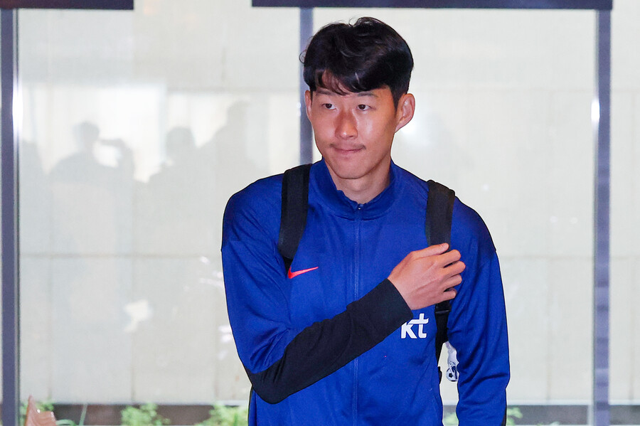 ▲ 손흥민뿐만 아니라, 대부분의 축구 선수는 본인과 관계없는 유니폼에 사인을 하는 것을 꺼리는 편이다. 본인을 지지해 주는 소속팀 팬들과의 의리를 저버리는 행동으로 치부될 수 있기 때문이다. 게다가 손흥민은 명실상부한 토트넘의 레전드이자, 현재 주장 완장을 착용하고 있다. 따라서 이러한 행동 속에는 토트넘 팬들을 생각하는 손흥민의 마음이 담겨 있다고 볼 수 있다.  ⓒ연합뉴스