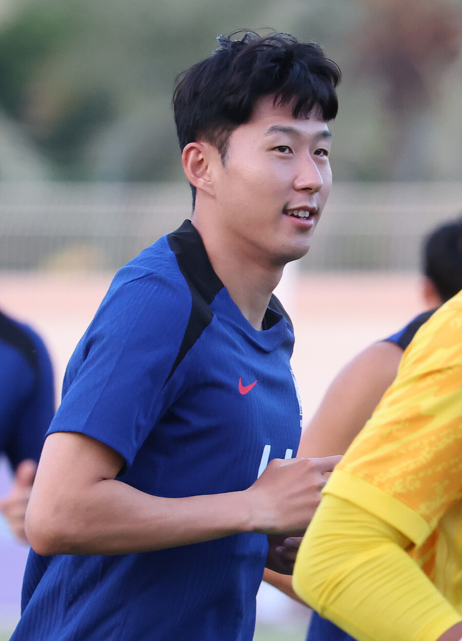 ▲ 손흥민뿐만 아니라, 대부분의 축구 선수는 본인과 관계없는 유니폼에 사인을 하는 것을 꺼리는 편이다. 본인을 지지해 주는 소속팀 팬들과의 의리를 저버리는 행동으로 치부될 수 있기 때문이다. 게다가 손흥민은 명실상부한 토트넘의 레전드이자, 현재 주장 완장을 착용하고 있다. 따라서 이러한 행동 속에는 토트넘 팬들을 생각하는 손흥민의 마음이 담겨 있다고 볼 수 있다.  ⓒ연합뉴스