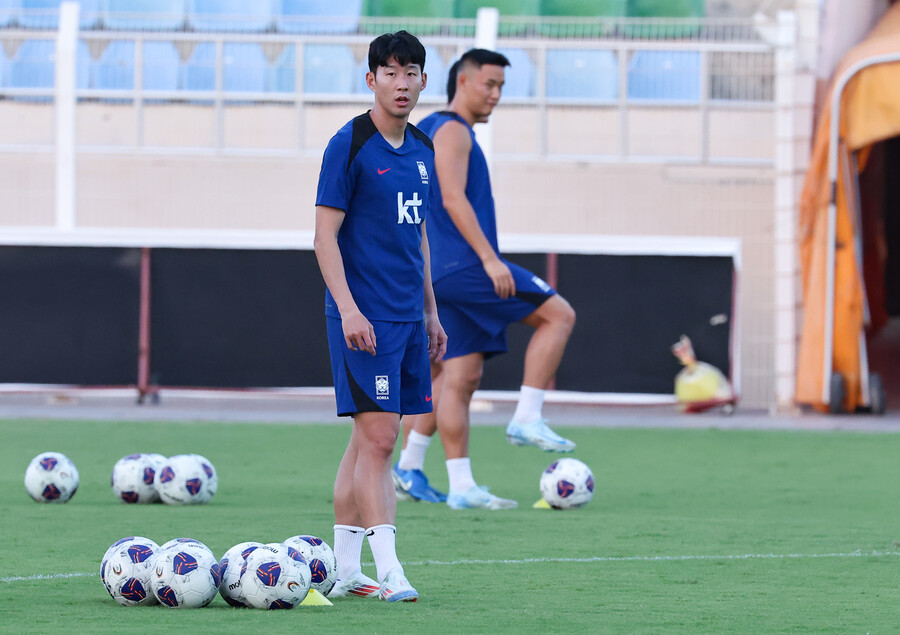 ▲ 손흥민뿐만 아니라, 대부분의 축구 선수는 본인과 관계없는 유니폼에 사인을 하는 것을 꺼리는 편이다. 본인을 지지해 주는 소속팀 팬들과의 의리를 저버리는 행동으로 치부될 수 있기 때문이다. 게다가 손흥민은 명실상부한 토트넘의 레전드이자, 현재 주장 완장을 착용하고 있다. 따라서 이러한 행동 속에는 토트넘 팬들을 생각하는 손흥민의 마음이 담겨 있다고 볼 수 있다.  ⓒ연합뉴스