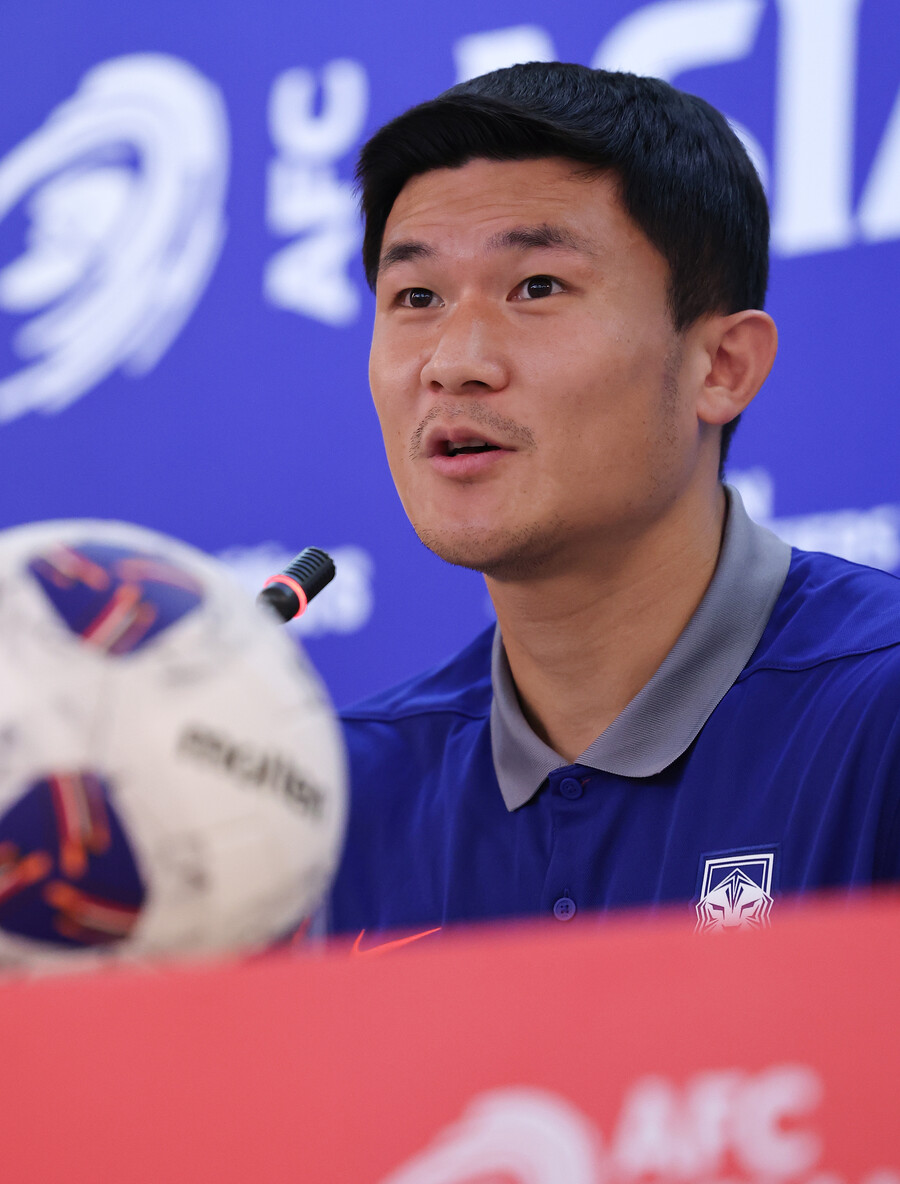 ▲ 한국 축구대표팀의 센터백 김민재는 9일(한국시간) 국제축구연맹(FIFA) 2026 북중미 월드컵 아시아지역 3차 예선 B조 2차전을 앞두고 사전 기자회견에 참석했다. 그리고 지난 5일에 있었던 팔레스타인전에 나온 자신의 행동에 대한 질문을 받자 “관중석에 가서 부탁드린 것은 잘못됐다고 생각하지 않는다, 하지만 그 이후에 한 행동에 대해서는 잘못했다고 생각 중이다”라고 전했다. ⓒ연합뉴스