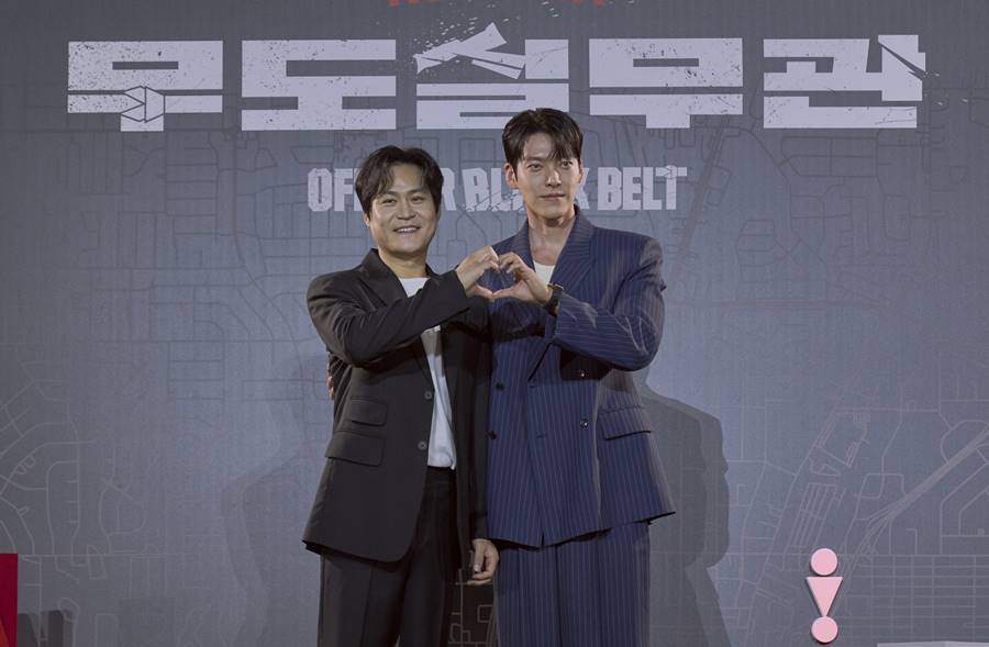 ▲ 김성균(왼쪽), 김우빈. 제공| 넷플릭스