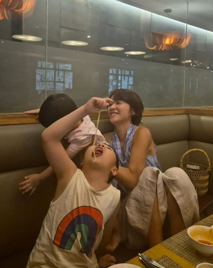 '이혼 소송' 황정음, 두 아들과 행복한 일상 공개에 응원 쏟아져