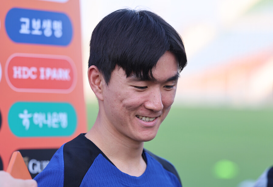 ▲ 황인범은 이날 왕성한 체력을 바탕으로 공-수를 넘나들었다. 축구통계매체 ‘풋몹’에 따르면, 황인범은 2개의 슈팅과 93%의 패스 성공률을 기록했다. 또한 3번의 기회 창출이 있었으며 총 105번의 볼 터치를 가져갔다. 여기에 더해 4번의 걷어내기와 3번의 볼 경합에 성공했다. ‘풋몹’은 이날 황인범에게 평점 8.0을 매겼다. 한국 선수 중 9.1의 평점을 받은 손흥민 다음으로 높은 평점이었다.   ⓒ연합뉴스