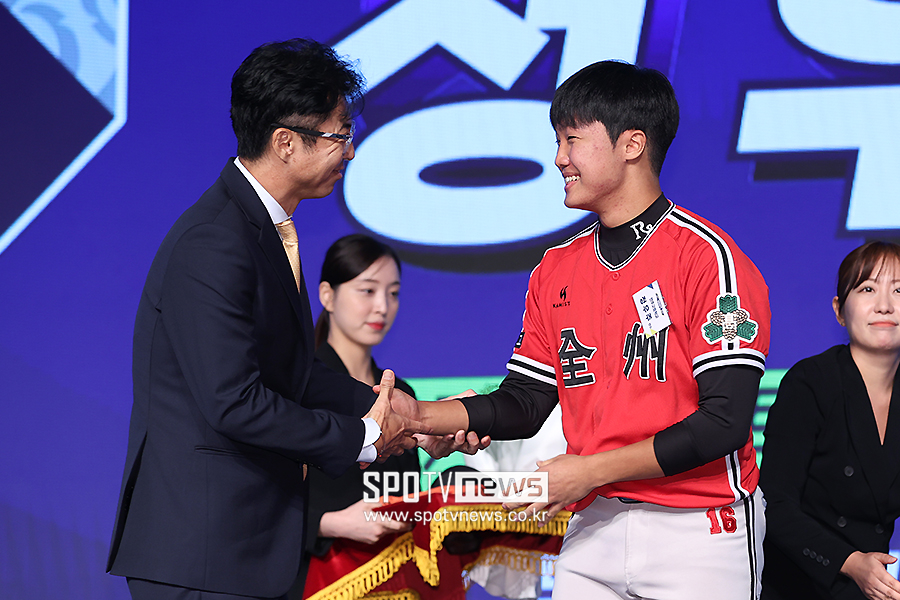 ▲ 한화 손혁 단장 전주고 정우주 ⓒ곽혜미 기자
