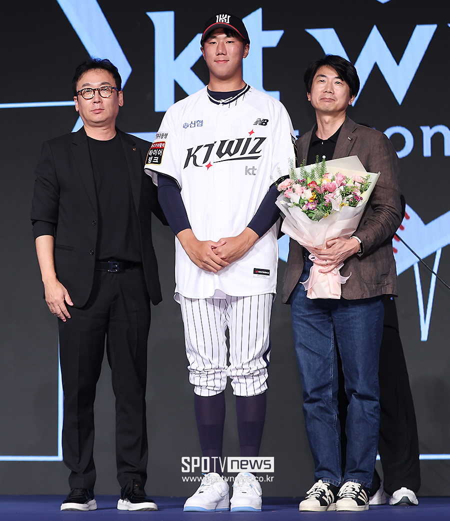 ▲ KT 나도현 단장 서울고 투수 김동현 ⓒ곽혜미 기자