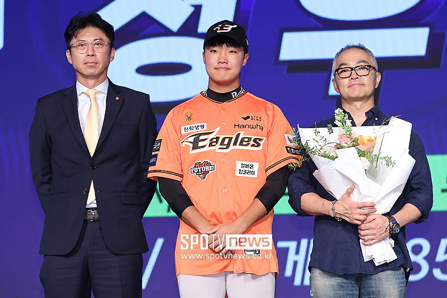 ▲ 한화 손혁 단장과 정우주, 정우주의 아버지(왼쪽부터)가 지명 후 기념 촬영을 하고 있다. ⓒ곽혜미 기자