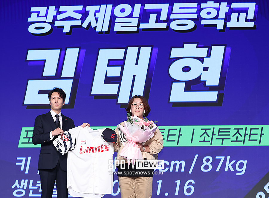 ▲ 롯데 박준혁 단장과 1라운드로 지명한 김태현의 어머니가 롯데 유니폼을 들고 기념촬영에 임하고 있다. ⓒ곽혜미 기자