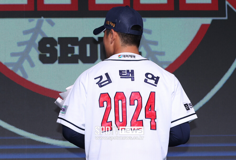 ▲ 두산 베어스 2024년 신인드래프트 1라운드 2순위 김택연은 지난해 자신의 이름이 새겨진 유니폼을 받고 감동했다. ⓒ 곽혜미 기자