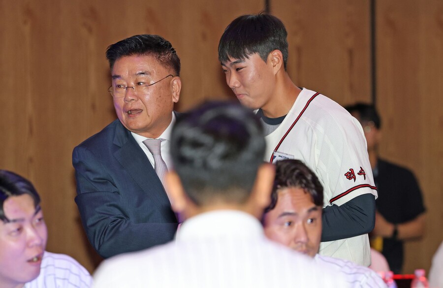 ▲ 김태룡 두산 베어스 단장(왼쪽)과 박준순 ⓒ 두산 베어스