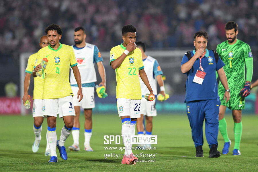▲ 브라질이 북중미 월드컵 남미 예선에서 최악의 행보를 보이고 있다. 브라질 축구 역사상 월드컵 예선에서 처음으로 3연패 굴욕을 당하더니 이제는 파라과이에 16년 만의 패배도 기록했다. 총 10개국 중 6개 팀이 북중미 월드컵에 출전할 수 있어 널널하다는 남미 예선이지만 브라질은 현재 5위까지 떨어진 상태다. 7위와 승점 차이도 고작 1점이다. 언제든 탈락권으로 떨어져도 이상할 게 없다.