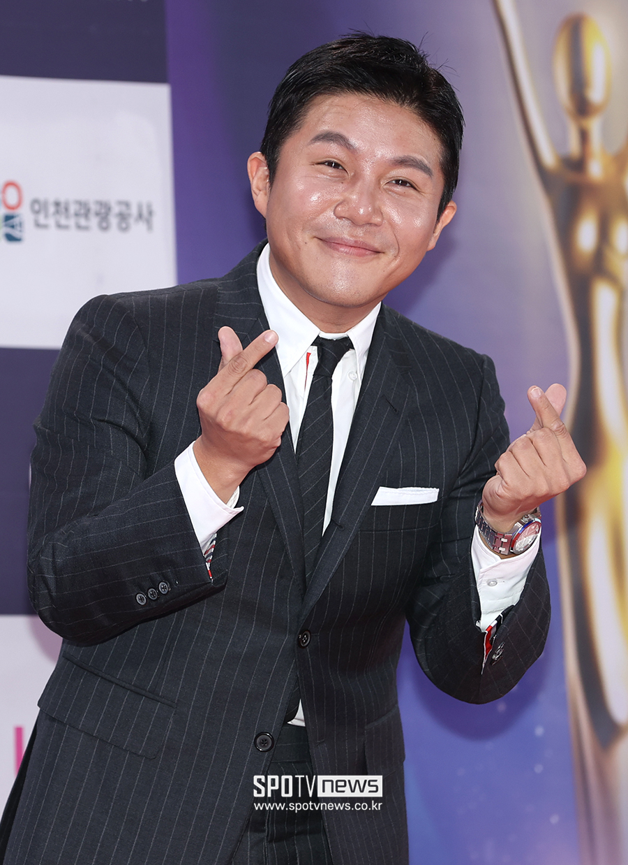 '9세 연하♥' 조세호, 청첩장 공개 "두 손 꼭 잡고 걷겠다"