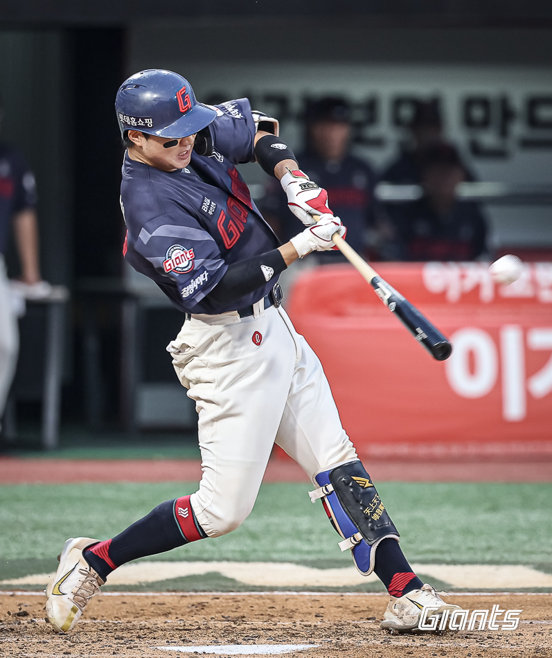 ▲ 손성빈은 11일까지 올해 1군 데뷔 후 가장 많은 경기(83경기)와 타석(170타석)을 소화했다. 하지만 그런 손성빈조차도 올 시즌을 완주하지 못할 위기다. 손목 힘줄이 문제다. 타격이 어렵고, 결국 간단하더라도 수술을 받아야 하는 상황이다.  ⓒ롯데 자이언츠