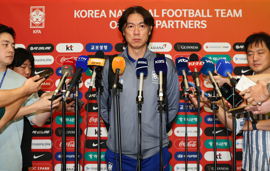 ▲ 홍명보 감독이 이끄는 한국 축구대표팀은 12일 오후 5시 30분 인천국제공항을 통해 귀국했다. 이날 홍명보 감독을 포함해 K리그1에서 활약하는 12명의 국내 선수들이 인천국제공항에 모습을 드러냈다. 손흥민과 이강인, 김민재 등의 유럽파들은 오만에서 곧바로 유럽으로 날아가 소속팀에 합류할 예정이다.  ⓒ연합뉴스