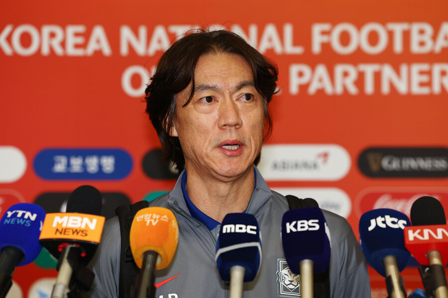 ▲ 홍명보 감독이 이끄는 한국 축구대표팀은 12일 오후 5시 30분 인천국제공항을 통해 귀국했다. 이날 홍명보 감독을 포함해 K리그1에서 활약하는 12명의 국내 선수들이 인천국제공항에 모습을 드러냈다. 손흥민과 이강인, 김민재 등의 유럽파들은 오만에서 곧바로 유럽으로 날아가 소속팀에 합류할 예정이다.  ⓒ연합뉴스