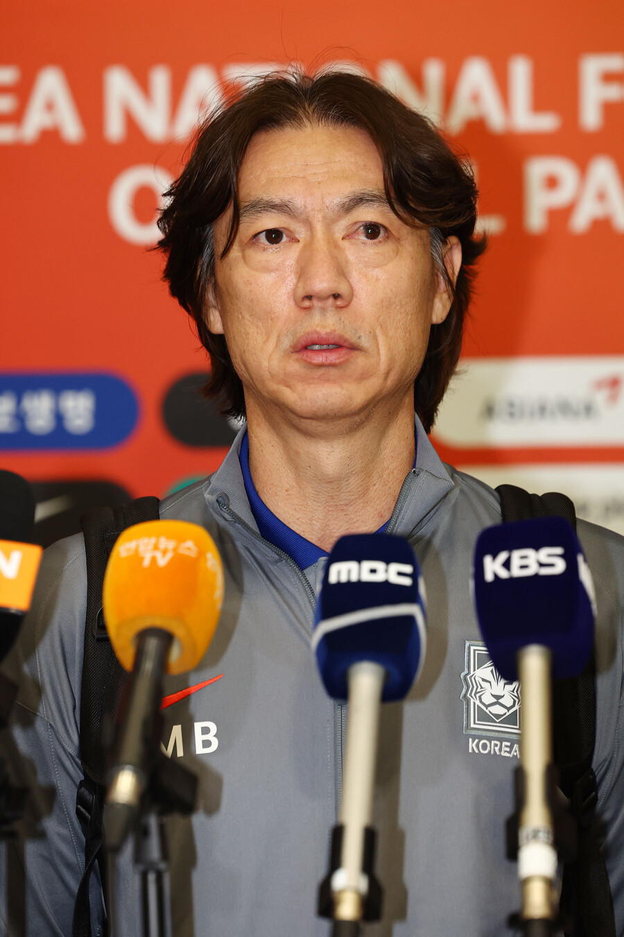▲ 홍명보 감독이 이끄는 한국 축구대표팀은 12일 오후 5시 30분 인천국제공항을 통해 귀국했다. 이날 홍명보 감독을 포함해 K리그1에서 활약하는 12명의 국내 선수들이 인천국제공항에 모습을 드러냈다. 손흥민과 이강인, 김민재 등의 유럽파들은 오만에서 곧바로 유럽으로 날아가 소속팀에 합류할 예정이다.  ⓒ연합뉴스
