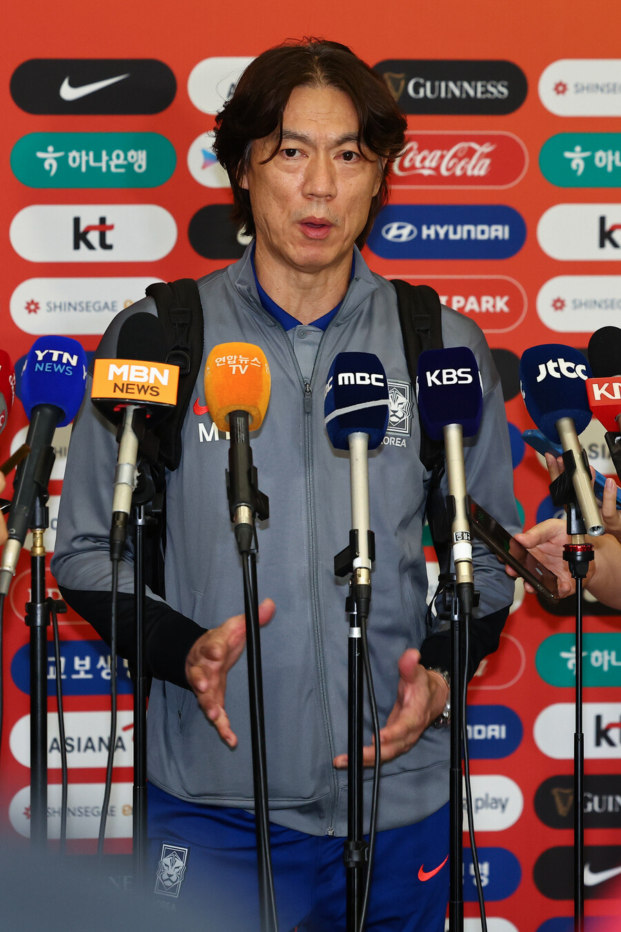 ▲ 홍명보 감독이 이끄는 한국 축구대표팀은 12일 오후 5시 30분 인천국제공항을 통해 귀국했다. 이날 홍명보 감독을 포함해 K리그1에서 활약하는 12명의 국내 선수들이 인천국제공항에 모습을 드러냈다. 손흥민과 이강인, 김민재 등의 유럽파들은 오만에서 곧바로 유럽으로 날아가 소속팀에 합류할 예정이다.  ⓒ연합뉴스
