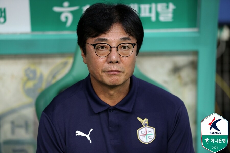 ▲ 자연스레 서울월드컵경기장의 잔디는 큰 화제가 됐다. 서울월드컵경기장에서 그동안 축구와 관련없는 다양한 행사들이 진행된 탓이었다. 특히 작년에 있었던 잼버리 케이팝(K-POP) 콘서트에서 각종 무대 장치들이 잔디 위로 들어왔다. 이에 따라 현재 서울월드컵경기장의 잔디는 고르지 못한 상태이다.   ⓒ한국프로축구연맹