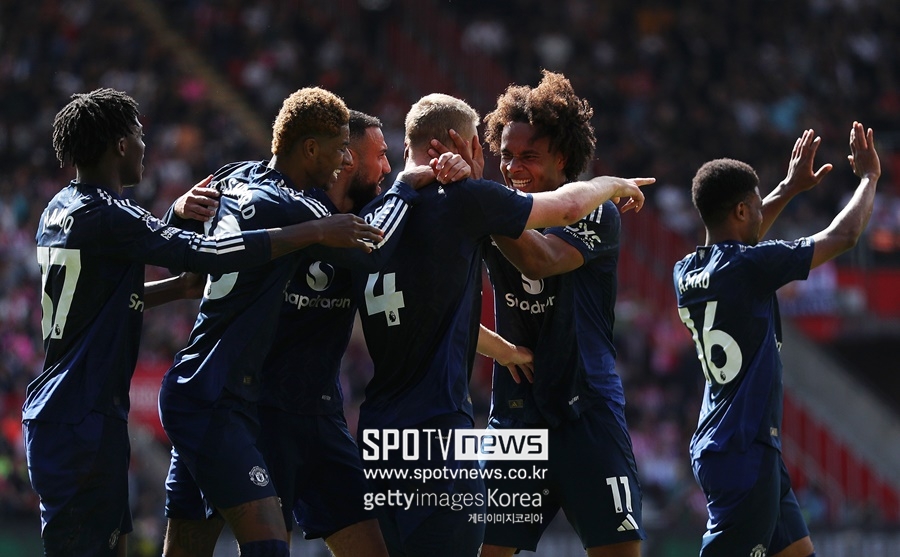 ▲ 직전 경기에서 맨체스터 유나이티드는 리버풀에 0-3으로 대패했다. 바로 다음 경기였던 사우샘프턴전에선 3-0으로 대승했다. 맨유는 시즌 개막 후 2승 2패로 승률 5할을 맞췄다. 지난 시즌 바이에른 뮌헨에서 김민재의 동료이자 포지션 경쟁자였던 센터백 수비수 마티아스 더 리흐트가 맨유 이적 후 첫 골을 넣었다.