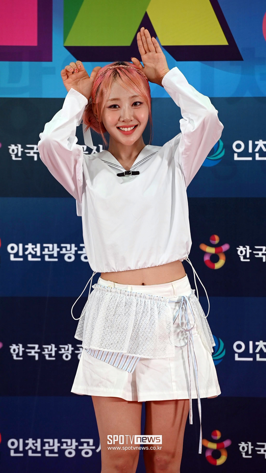 [포토] 이브, '토끼 + 볼 콕 + 꽃받침까지' 깜찍 포즈 끝판왕