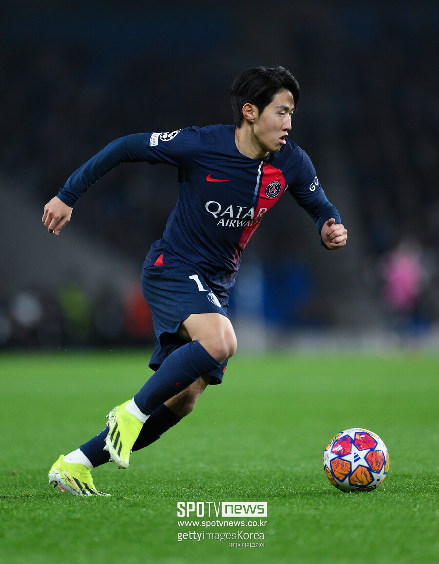 ▲ 파리 생제르맹(PSG)은 15일(한국시간) 프랑스 파리 파르크 데 프랭스에서 열린 '2024-25시즌 프랑스 리그앙' 4라운드 경기에서 브레스투아를 3-1로 제압하며 리그 4연승을 기록했다. 이강인은 9월 A매치 휴식기 이후 파리 생제르맹에 돌아와 중앙 미드필더로 뛰었다. 축구통계업체 ‘풋몹’ 등에 따르면, 이강인은 90분 동안 풀타임을 뛰면서 패스 성공률 94%(78/83), 기회 창출 2회, 드리블 성공 2회, 정확한 롱패스 2회, 리커버리 7회, 지상볼 경합 승률 71%(10/14)을 했고, 평점은 8.1점을 받았다. 최근에 두 경기 연속 벤치에서 출발했지만 곧바로 경쟁력을 입증하며 엔리케 감독 눈도장을 제대로 받았다