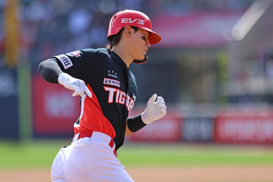 ▲ KIA 타이거즈 김도영이 16일 수원 KT위즈파크에서 열린 2024 신한 SOL뱅크 KBO 리그 KT 위즈와의 경기에서 3회초 선두타자로 나와 좌중월 솔로홈런을 터뜨리고 베이스를 돌고 있다. ⓒKIA 타이거즈