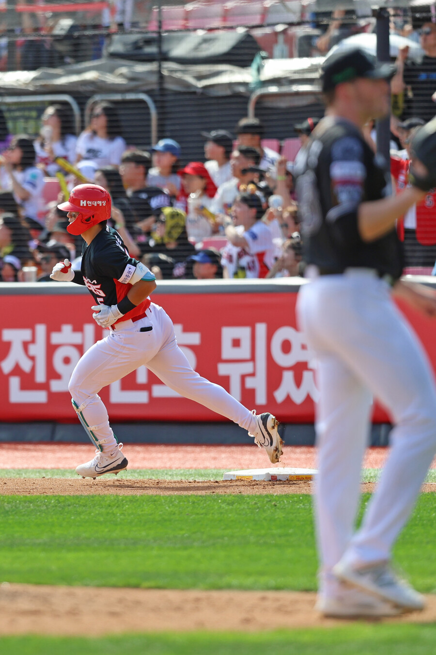 ▲ KIA 타이거즈 김도영이 16일 수원 KT위즈파크에서 열린 2024 신한 SOL뱅크 KBO 리그 KT 위즈와의 경기에서 3회초 선두타자로 나와 좌중월 솔로홈런을 터뜨리고 베이스를 돌고 있다. ⓒKIA 타이거즈